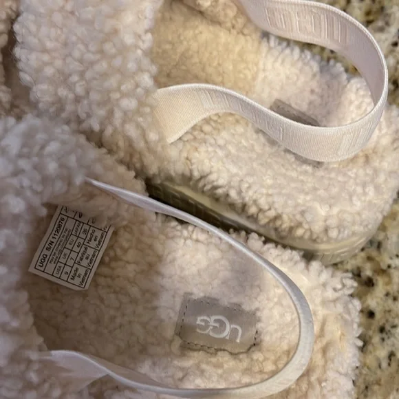 UGG Sherpa Slippers - Picture 3 of 3